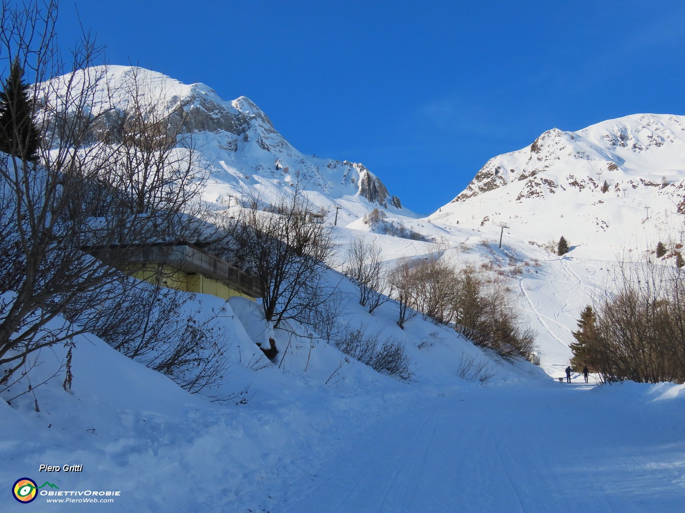 13 In alto Passo San Simone (2106 m) tra  Cavallo (2323 m) e Siltri (2175 m).JPG